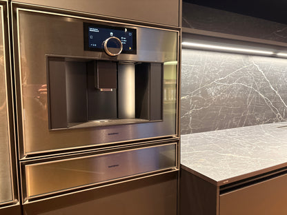 05081 - Next125 designkeuken met blauw eiland, wijnklimaatkast en luxe kastenwand