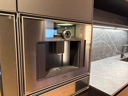 05081 - Next125 designkeuken met blauw eiland, wijnklimaatkast en luxe kastenwand