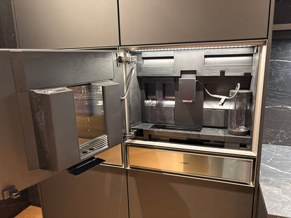 05081 - Next125 designkeuken met blauw eiland, wijnklimaatkast en luxe kastenwand
