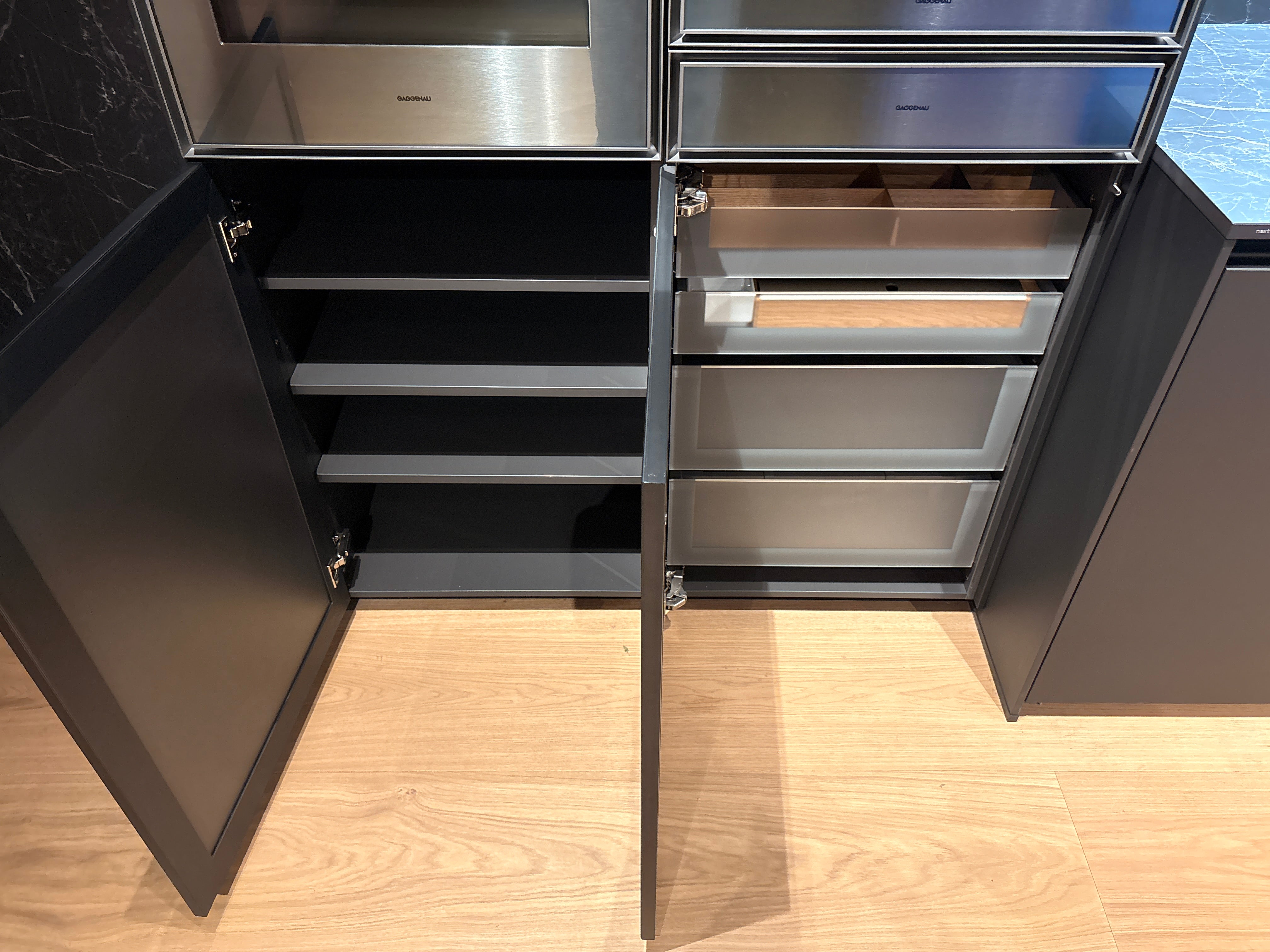 05081 - Next125 designkeuken met blauw eiland, wijnklimaatkast en luxe kastenwand