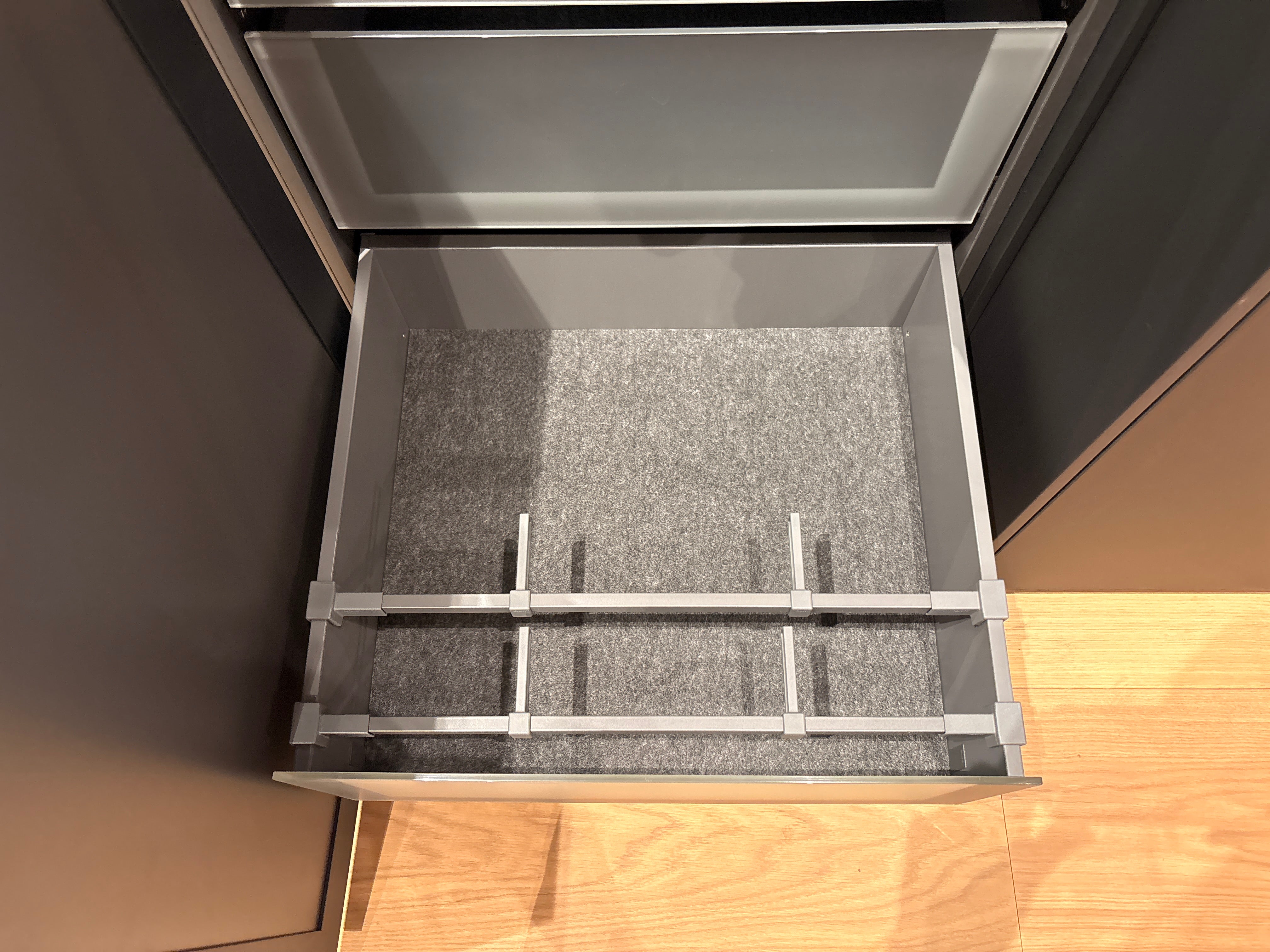 05081 - Next125 designkeuken met blauw eiland, wijnklimaatkast en luxe kastenwand