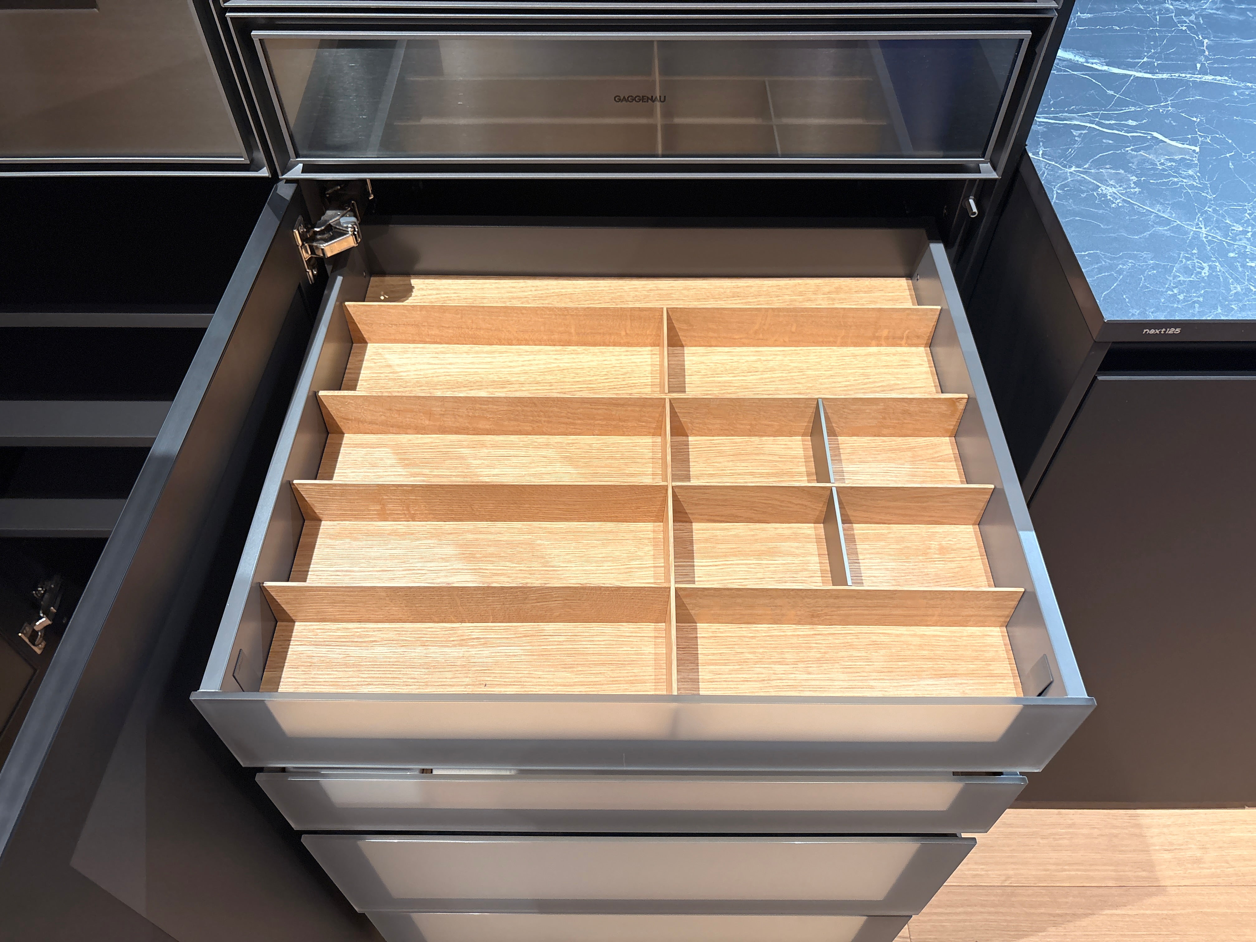 05081 - Next125 designkeuken met blauw eiland, wijnklimaatkast en luxe kastenwand