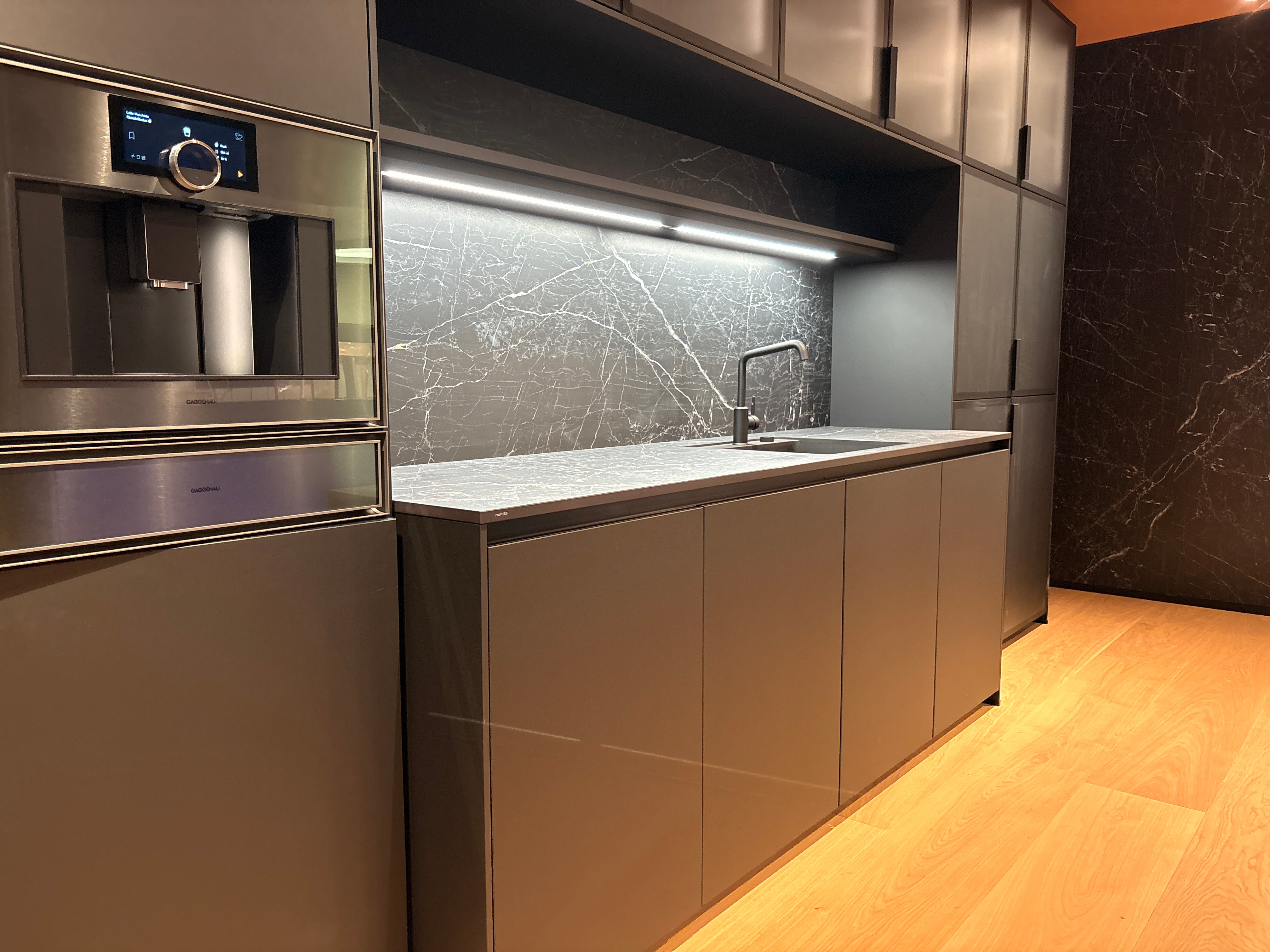05081 - Next125 designkeuken met blauw eiland, wijnklimaatkast en luxe kastenwand