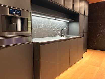 05081 - Next125 designkeuken met blauw eiland, wijnklimaatkast en luxe kastenwand