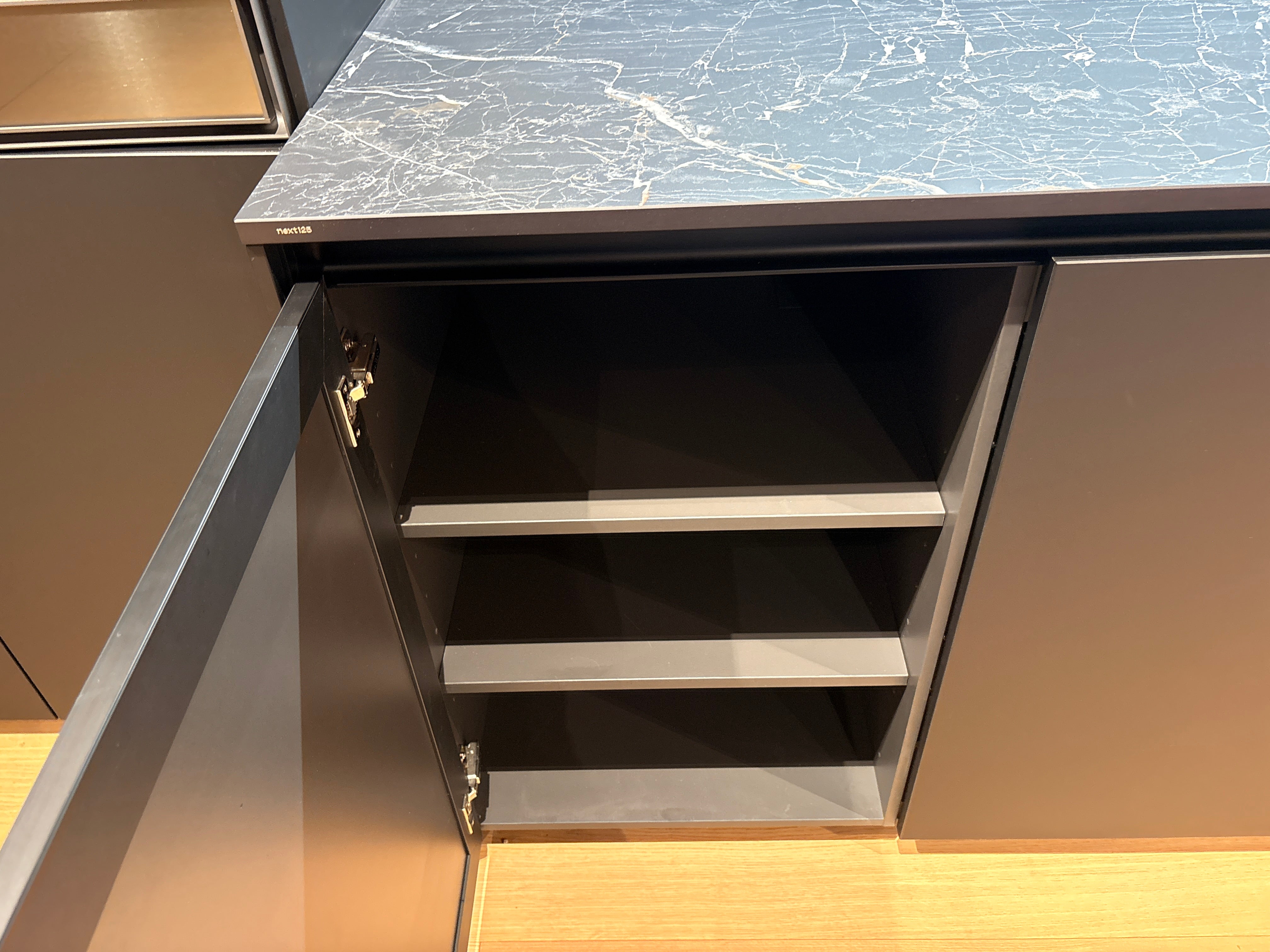 05081 - Next125 designkeuken met blauw eiland, wijnklimaatkast en luxe kastenwand