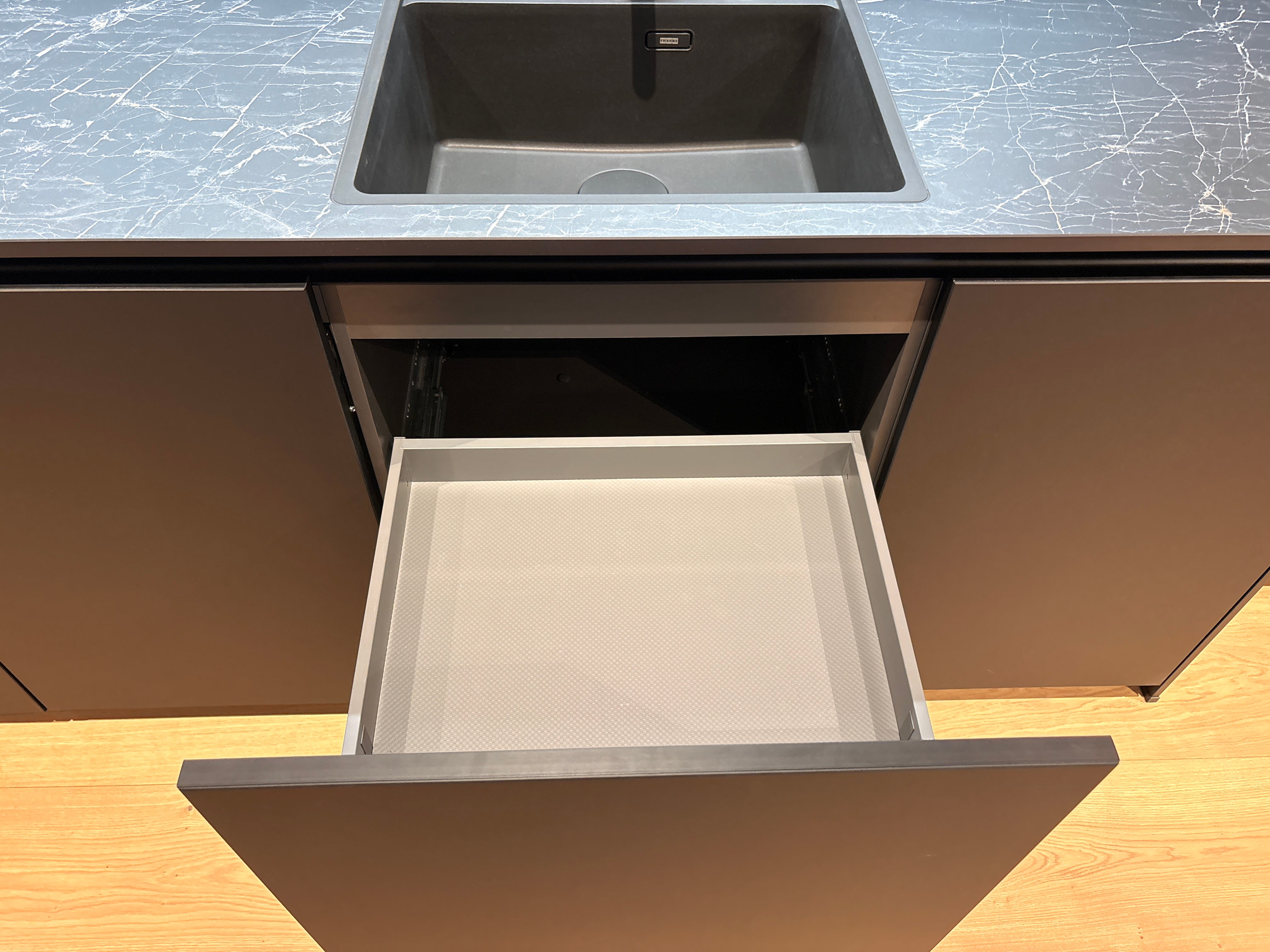 05081 - Next125 designkeuken met blauw eiland, wijnklimaatkast en luxe kastenwand