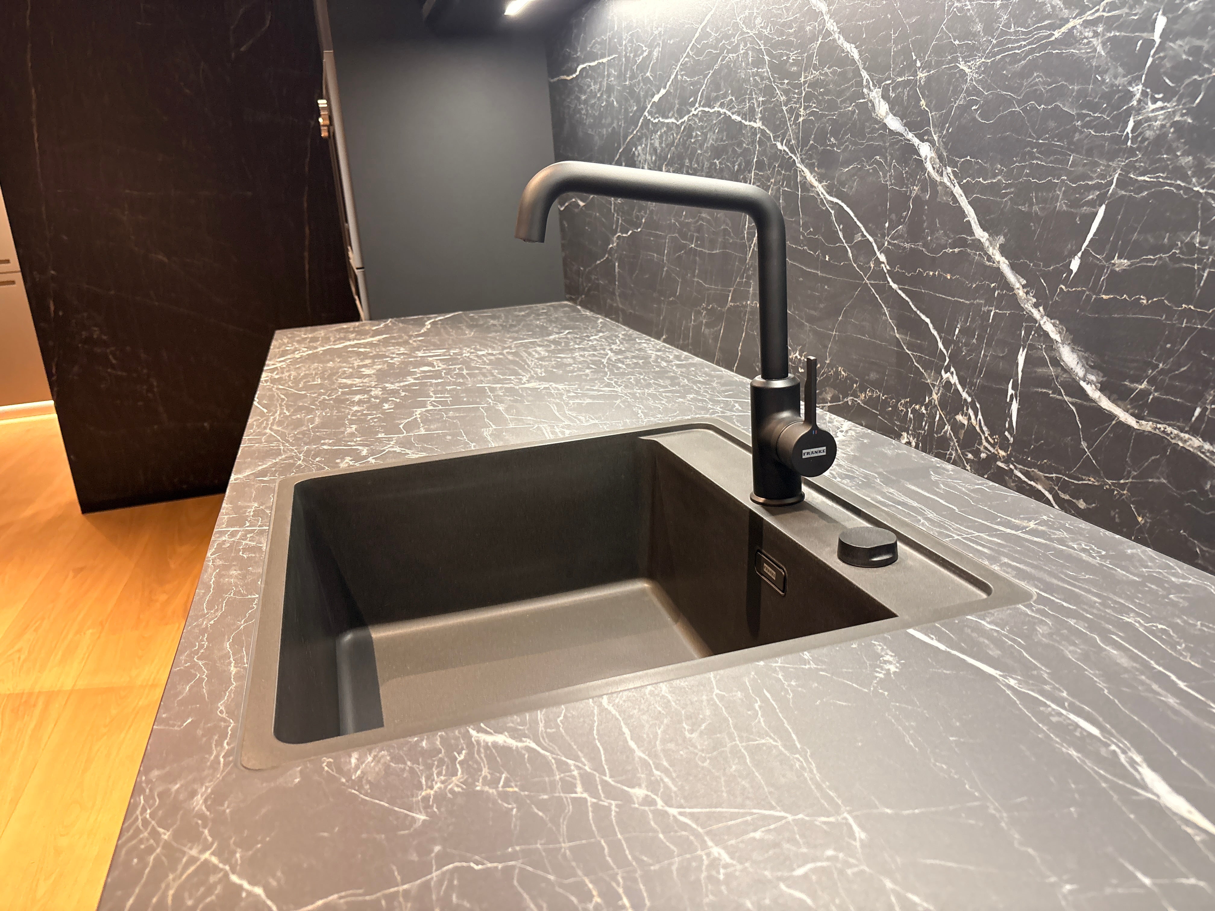 05081 - Next125 designkeuken met blauw eiland, wijnklimaatkast en luxe kastenwand