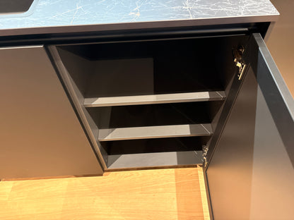 05081 - Next125 designkeuken met blauw eiland, wijnklimaatkast en luxe kastenwand