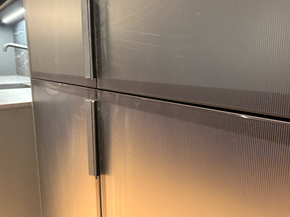 05081 - Next125 designkeuken met blauw eiland, wijnklimaatkast en luxe kastenwand