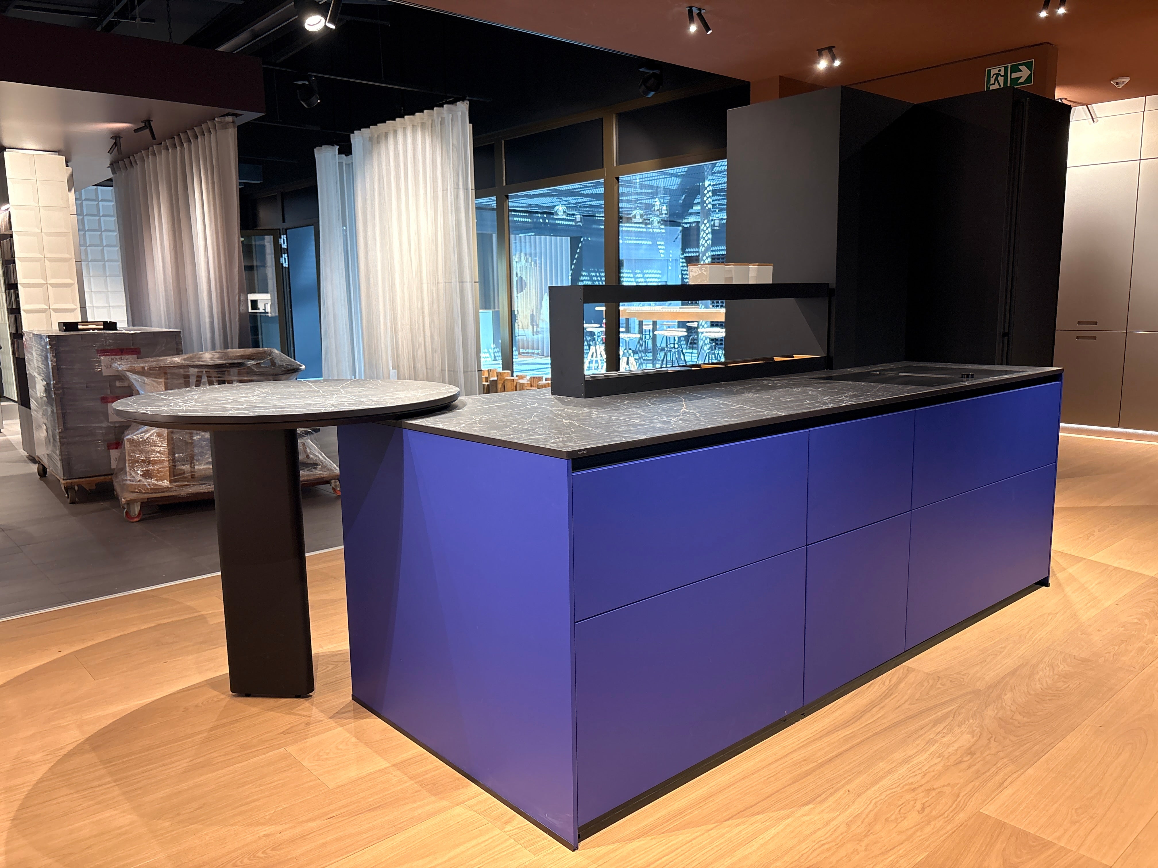 05081 - Next125 designkeuken met blauw eiland, wijnklimaatkast en luxe kastenwand