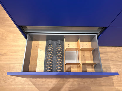 05081 - Next125 designkeuken met blauw eiland, wijnklimaatkast en luxe kastenwand