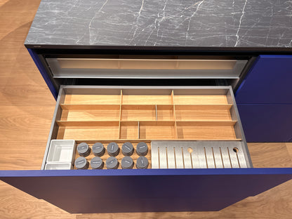 05081 - Next125 designkeuken met blauw eiland, wijnklimaatkast en luxe kastenwand