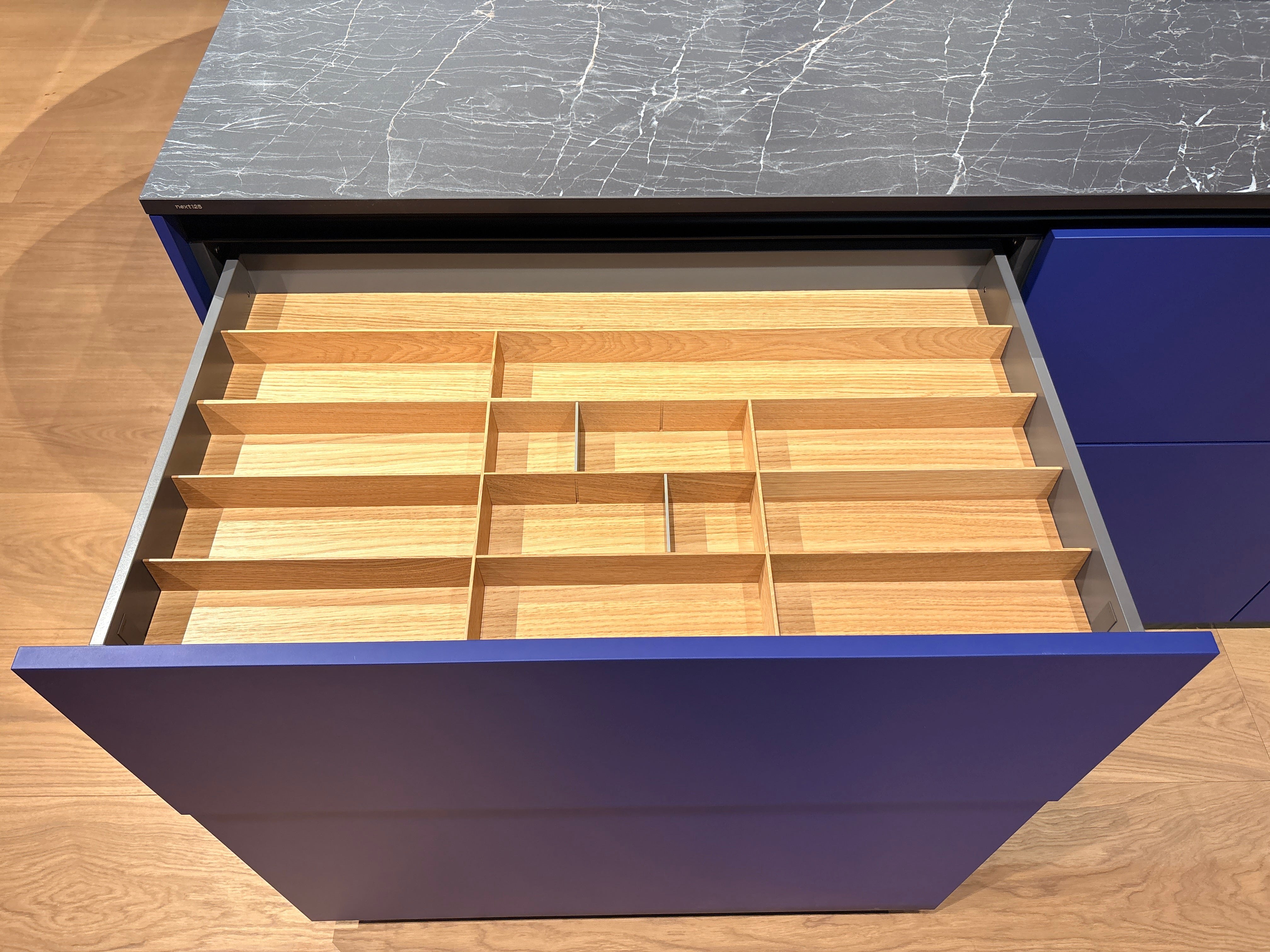 05081 - Next125 designkeuken met blauw eiland, wijnklimaatkast en luxe kastenwand