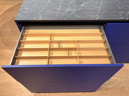 05081 - Next125 designkeuken met blauw eiland, wijnklimaatkast en luxe kastenwand