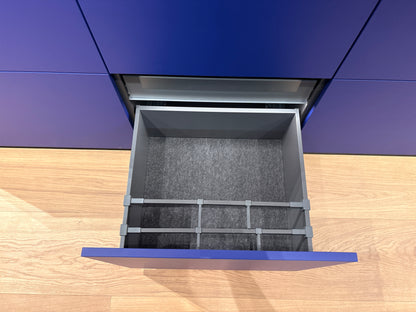05081 - Next125 designkeuken met blauw eiland, wijnklimaatkast en luxe kastenwand
