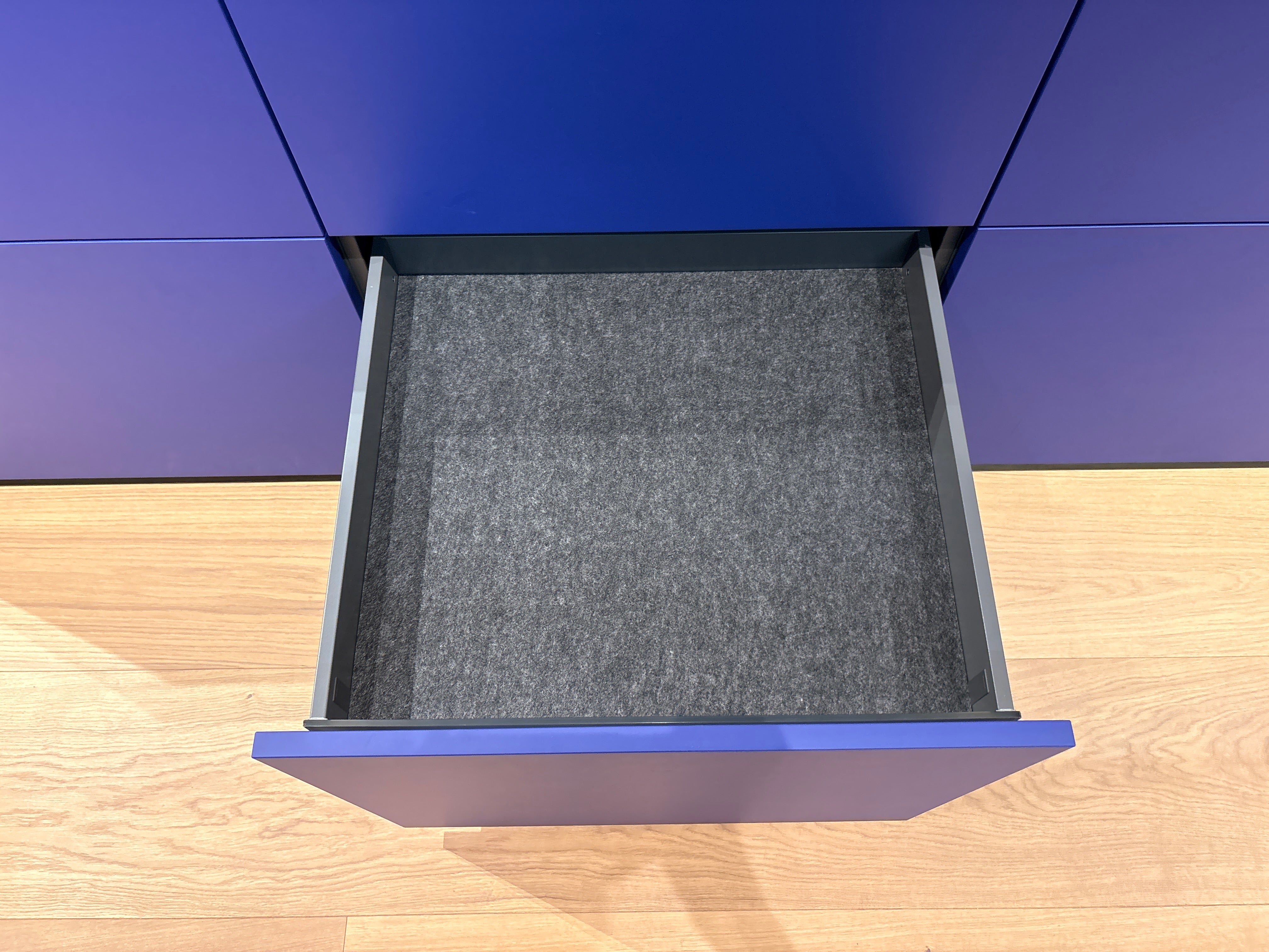 05081 - Next125 designkeuken met blauw eiland, wijnklimaatkast en luxe kastenwand