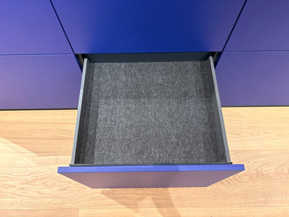 05081 - Next125 designkeuken met blauw eiland, wijnklimaatkast en luxe kastenwand