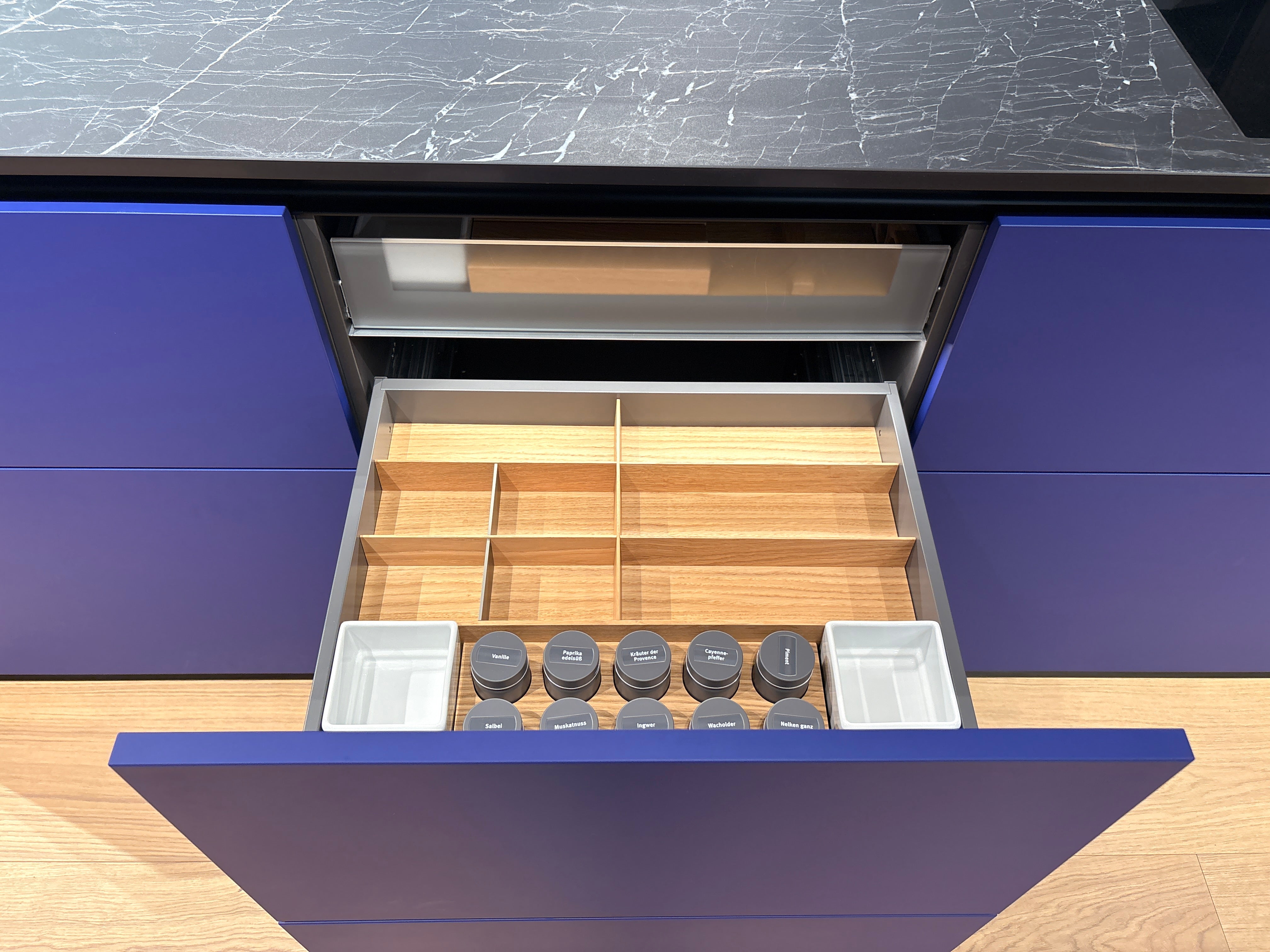 05081 - Next125 designkeuken met blauw eiland, wijnklimaatkast en luxe kastenwand