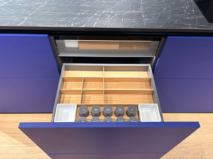 05081 - Next125 designkeuken met blauw eiland, wijnklimaatkast en luxe kastenwand