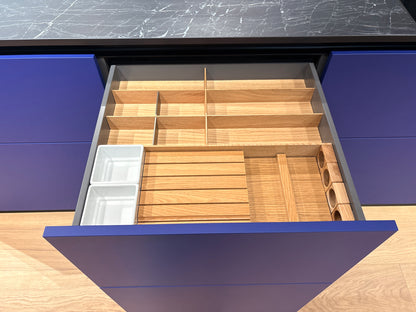 05081 - Next125 designkeuken met blauw eiland, wijnklimaatkast en luxe kastenwand