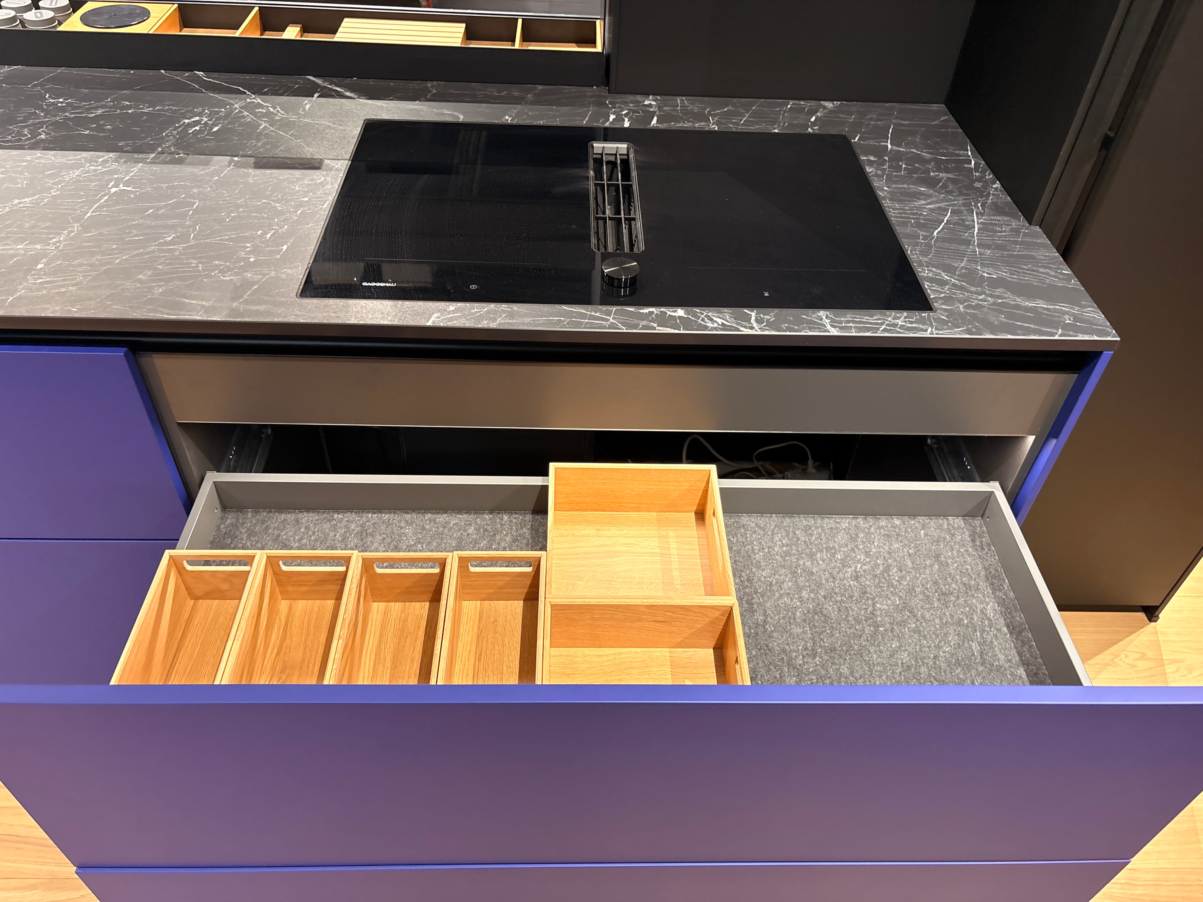 05081 - Next125 designkeuken met blauw eiland, wijnklimaatkast en luxe kastenwand