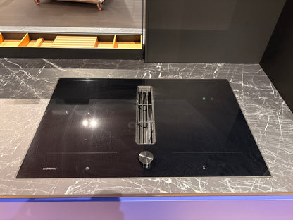 05081 - Next125 designkeuken met blauw eiland, wijnklimaatkast en luxe kastenwand