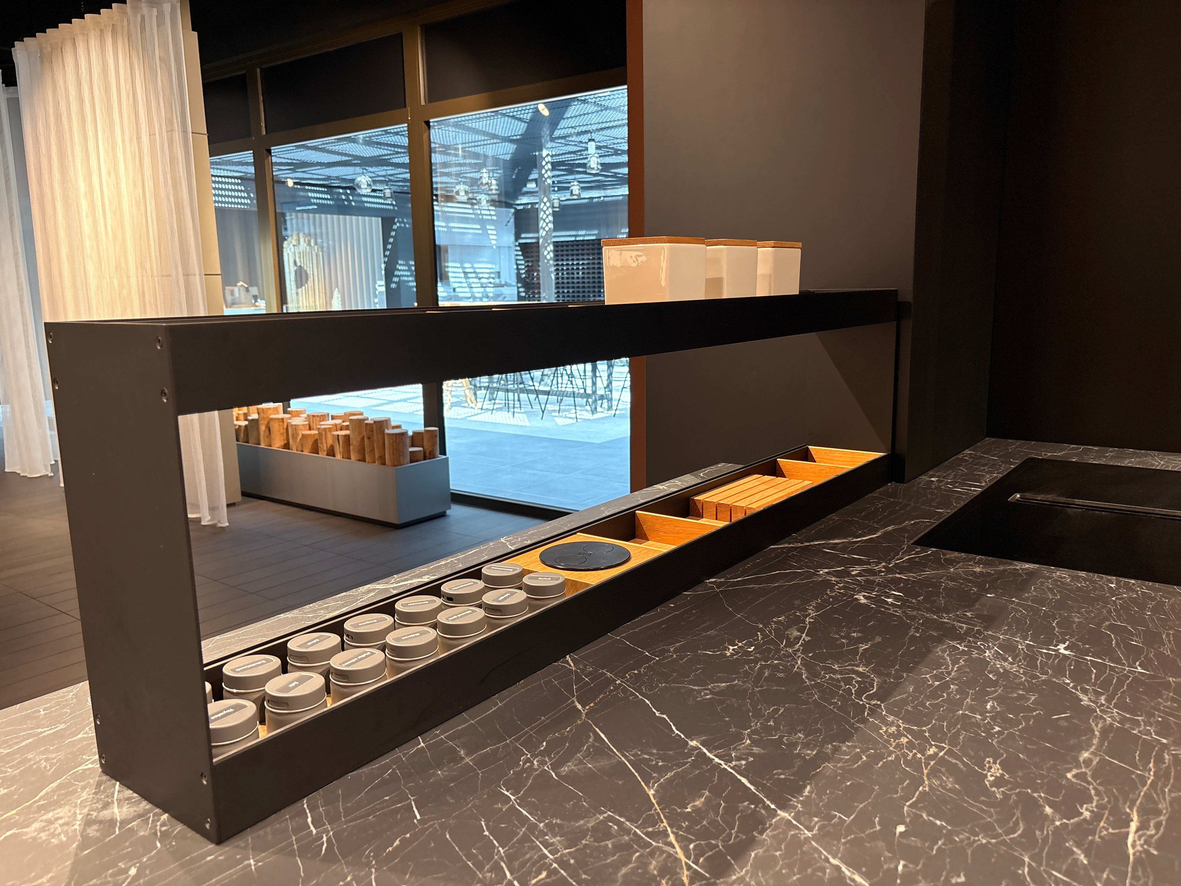 05081 - Next125 designkeuken met blauw eiland, wijnklimaatkast en luxe kastenwand