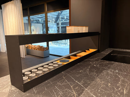 05081 - Next125 designkeuken met blauw eiland, wijnklimaatkast en luxe kastenwand