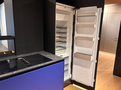 05081 - Next125 designkeuken met blauw eiland, wijnklimaatkast en luxe kastenwand