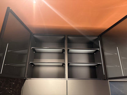 05081 - Next125 designkeuken met blauw eiland, wijnklimaatkast en luxe kastenwand