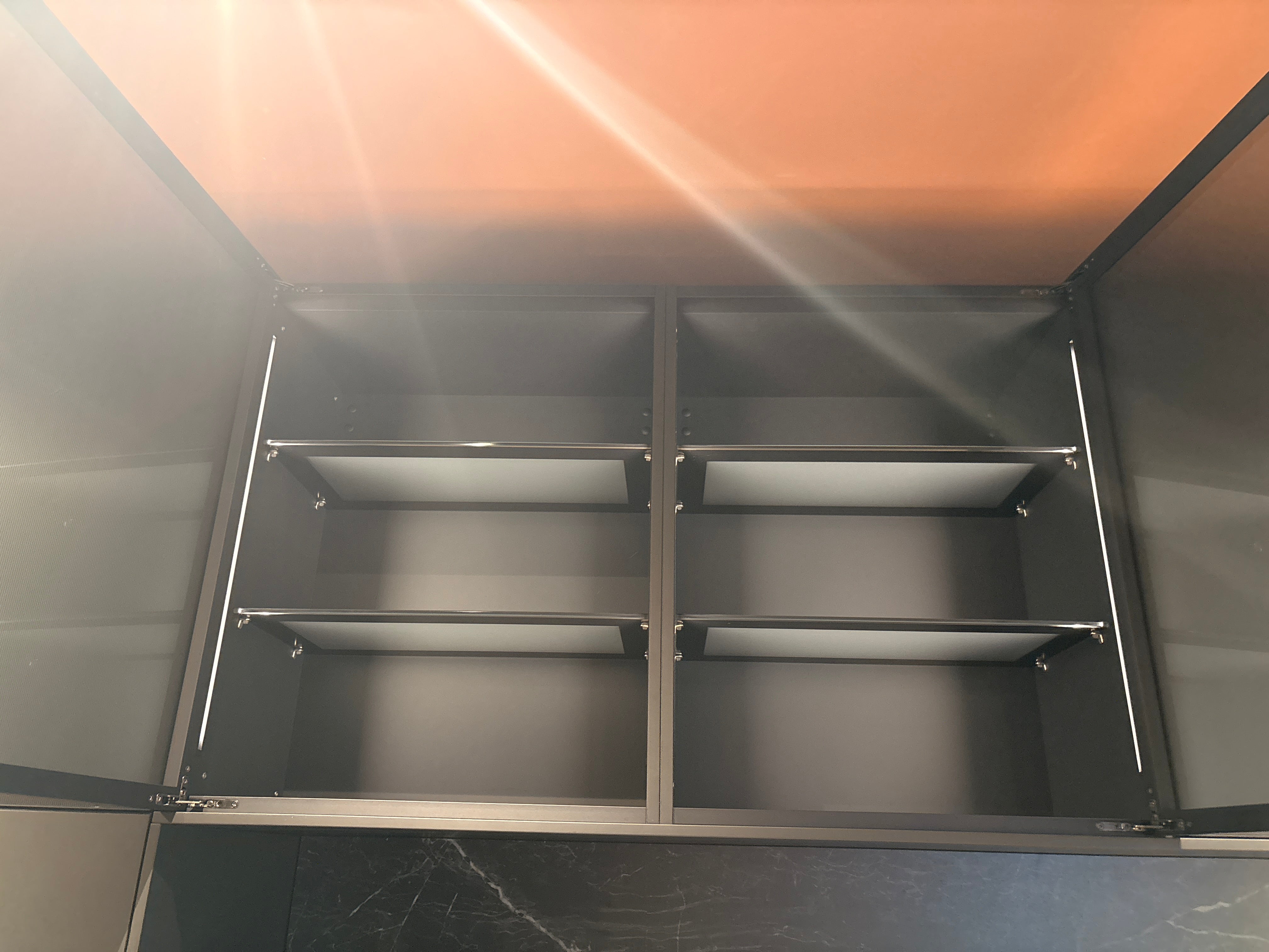 05081 - Next125 designkeuken met blauw eiland, wijnklimaatkast en luxe kastenwand