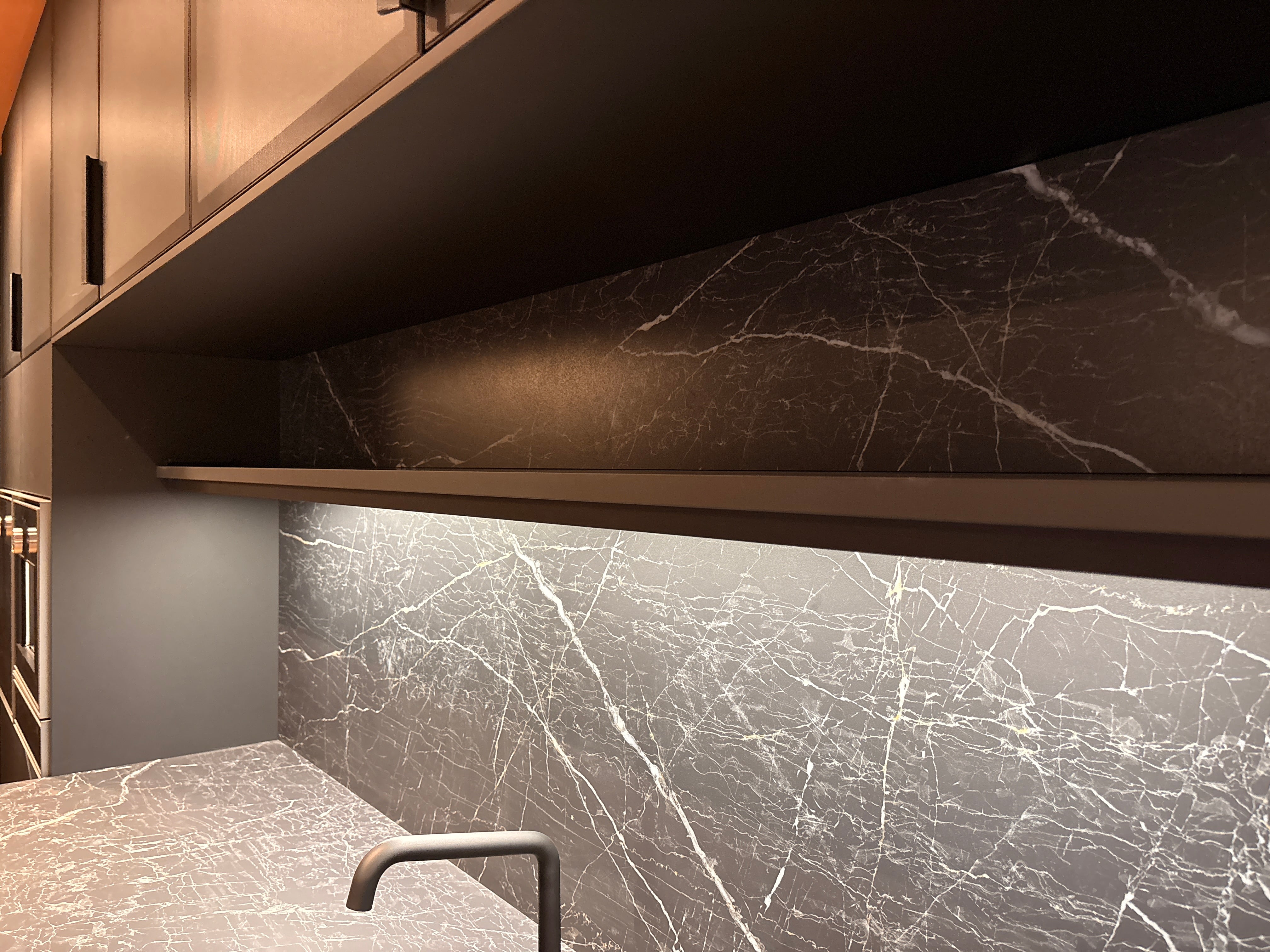 05081 - Next125 designkeuken met blauw eiland, wijnklimaatkast en luxe kastenwand