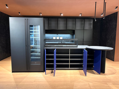 05081 - Next125 designkeuken met blauw eiland, wijnklimaatkast en luxe kastenwand