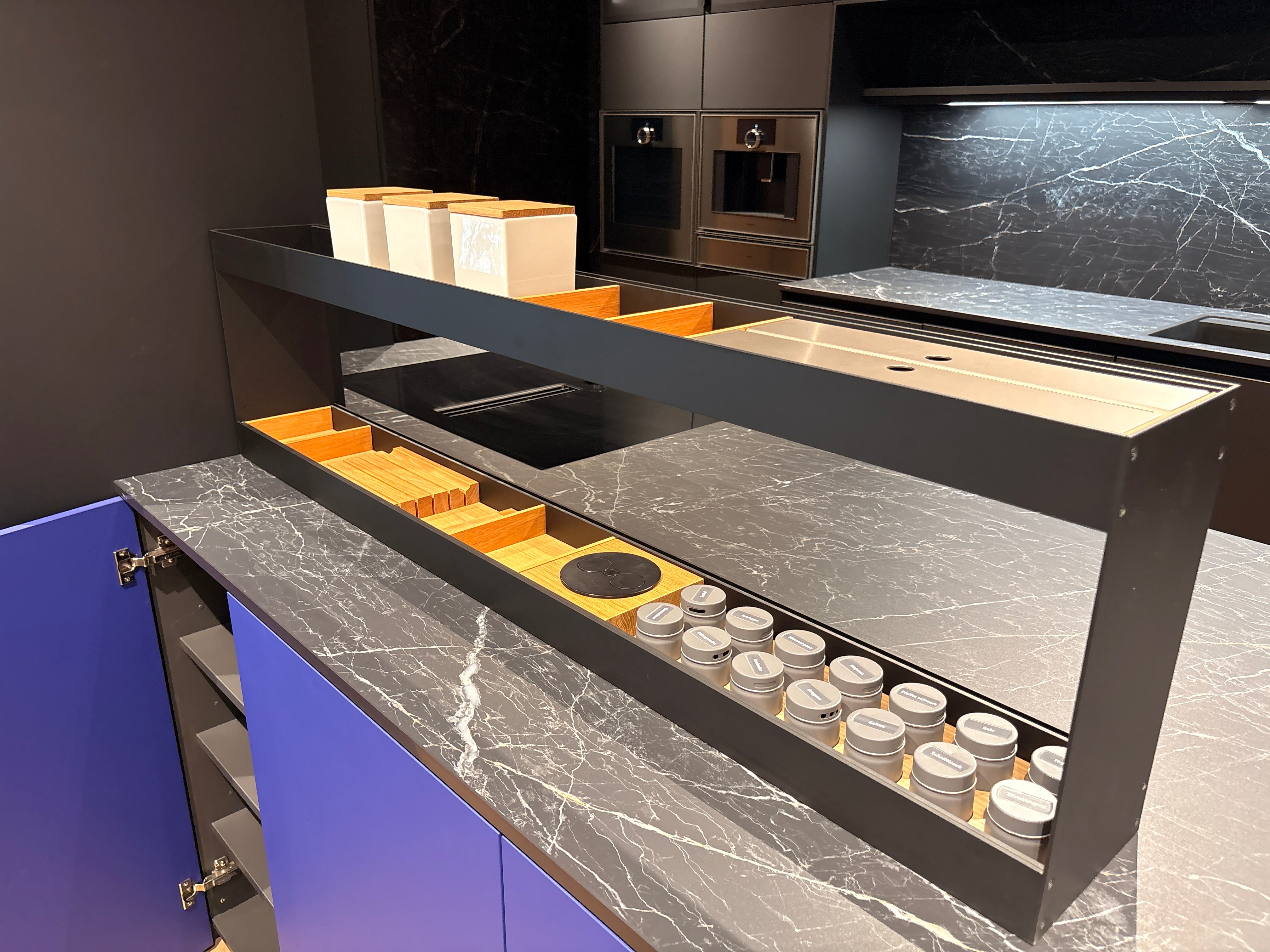05081 - Next125 designkeuken met blauw eiland, wijnklimaatkast en luxe kastenwand