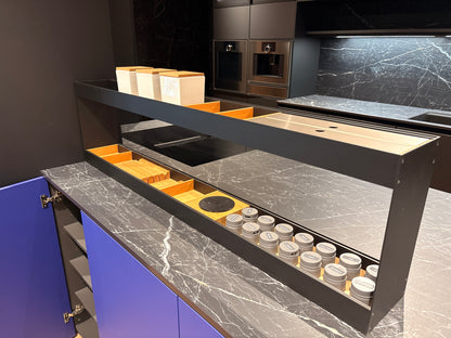 05081 - Next125 designkeuken met blauw eiland, wijnklimaatkast en luxe kastenwand