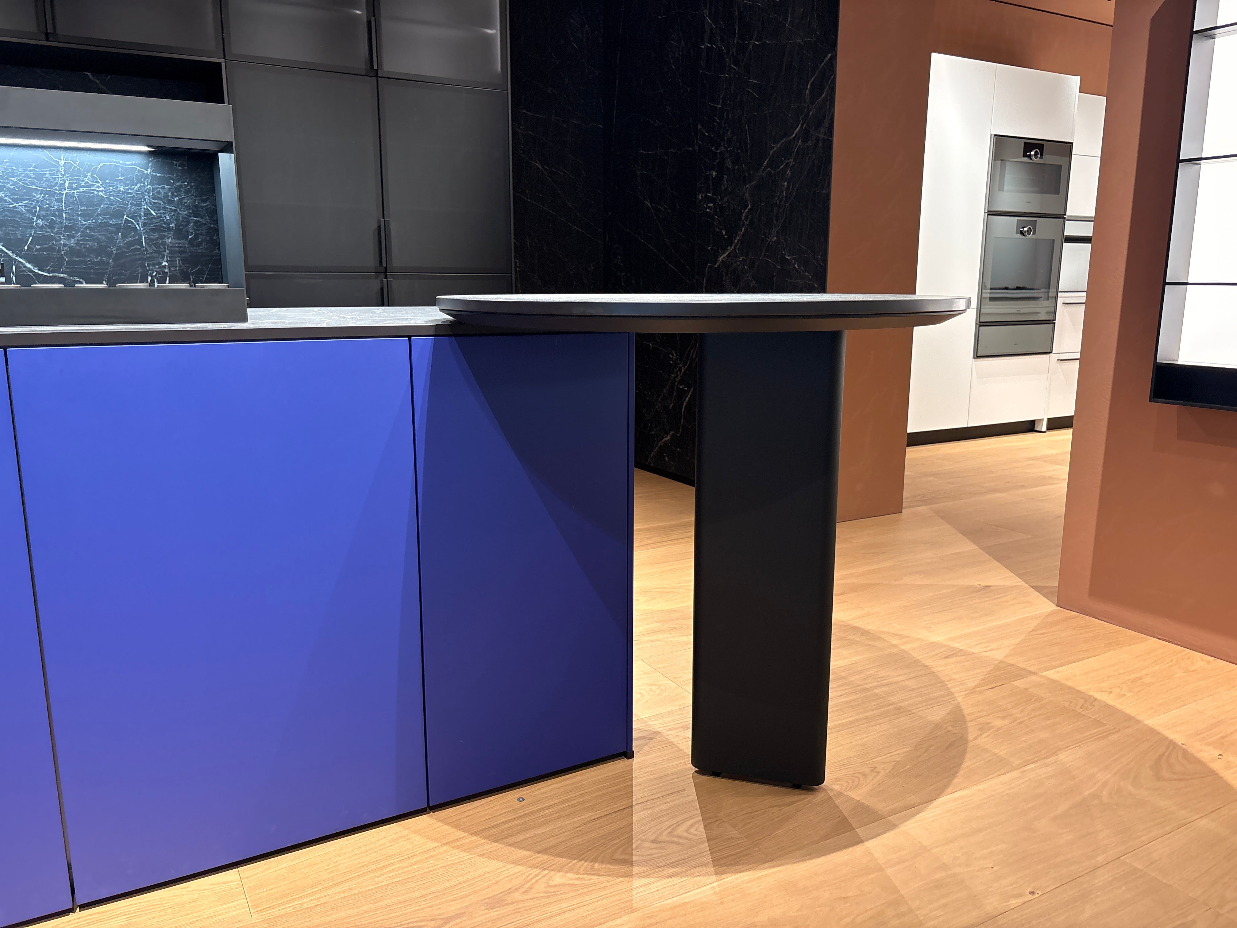 05081 - Next125 designkeuken met blauw eiland, wijnklimaatkast en luxe kastenwand