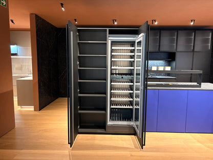 05081 - Next125 designkeuken met blauw eiland, wijnklimaatkast en luxe kastenwand