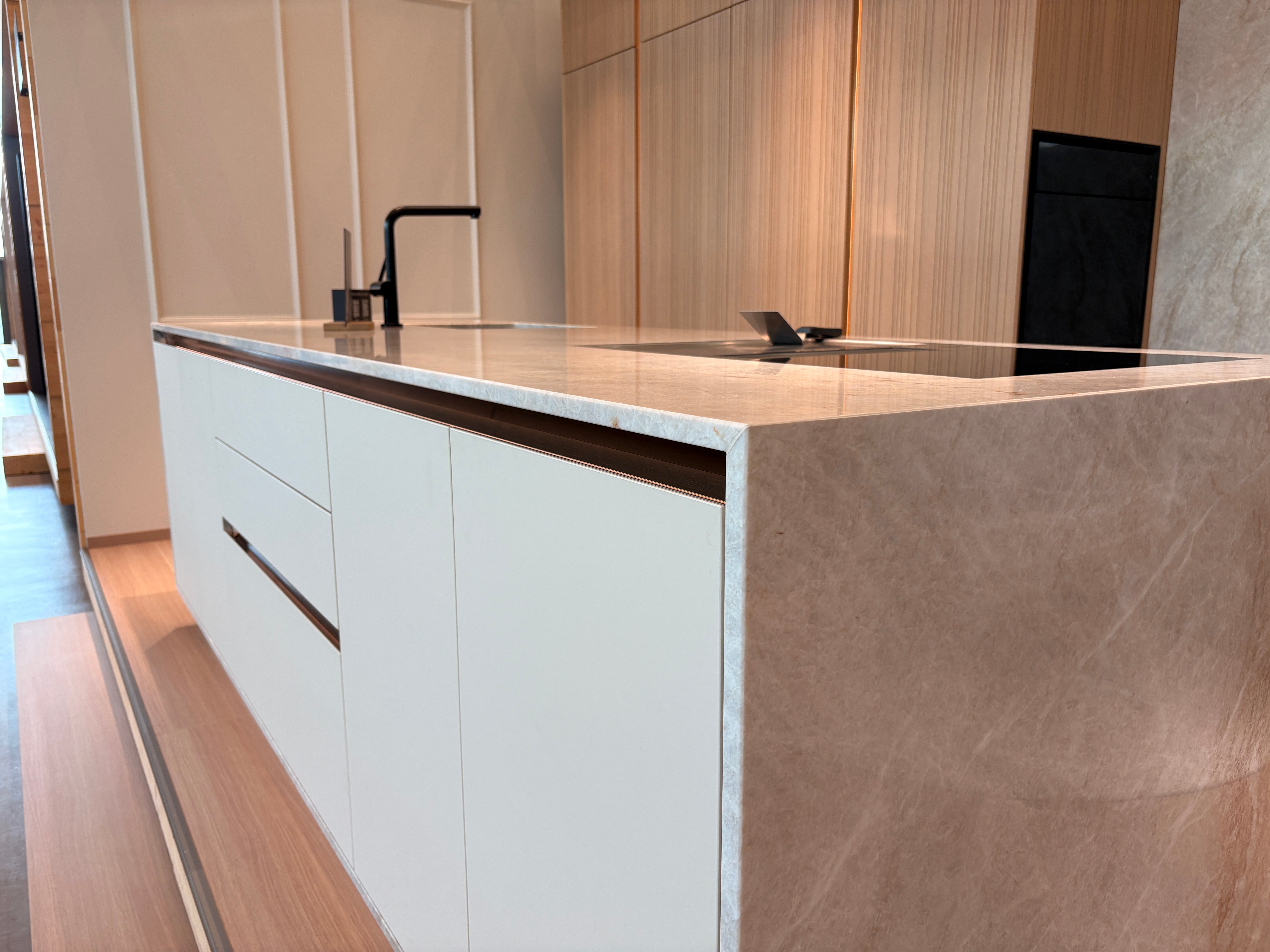 05121 - Luxe eilandkeuken van Pronorm met Bora apparatuur
