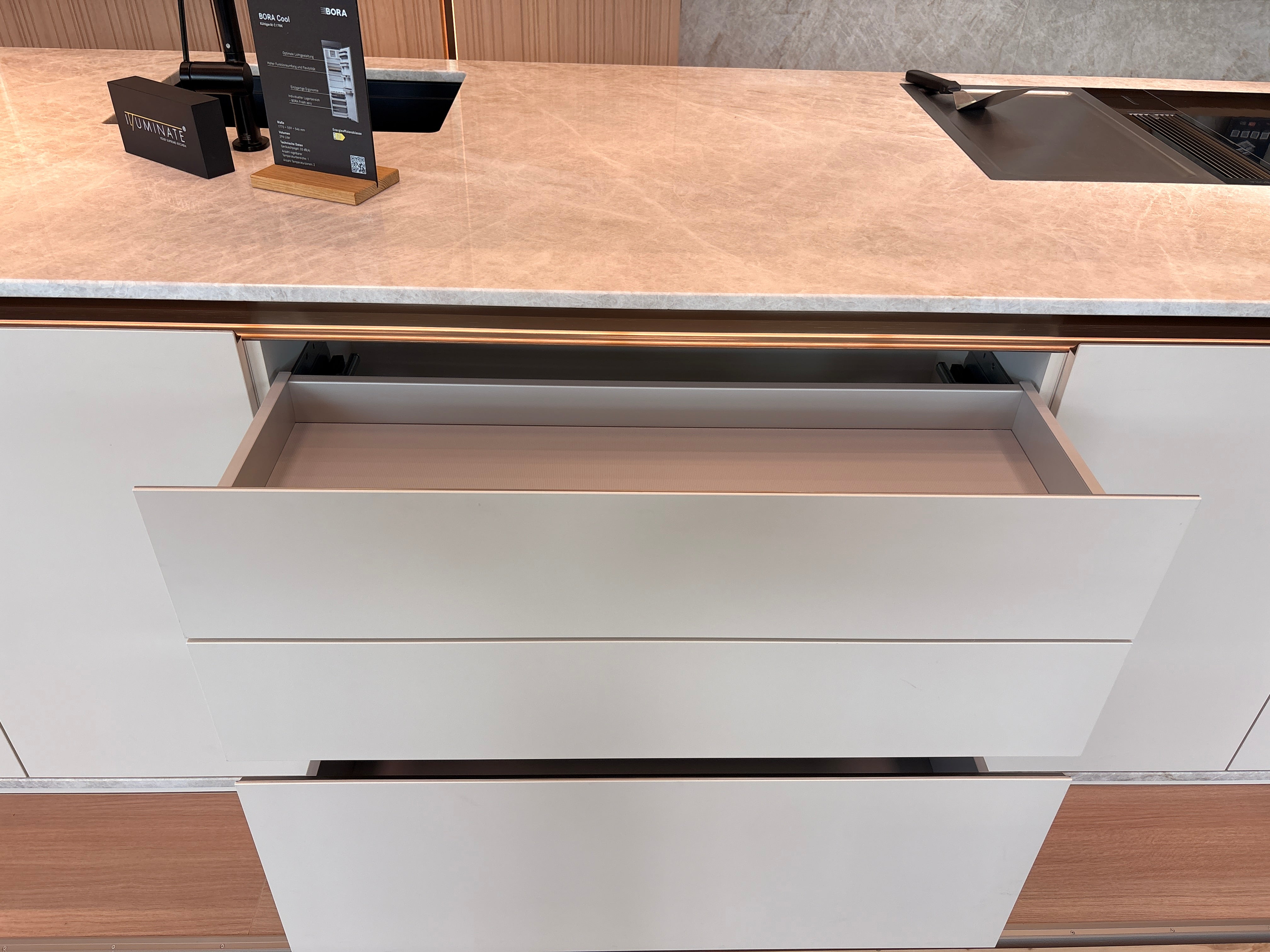 05121 - Luxe eilandkeuken van Pronorm met Bora apparatuur