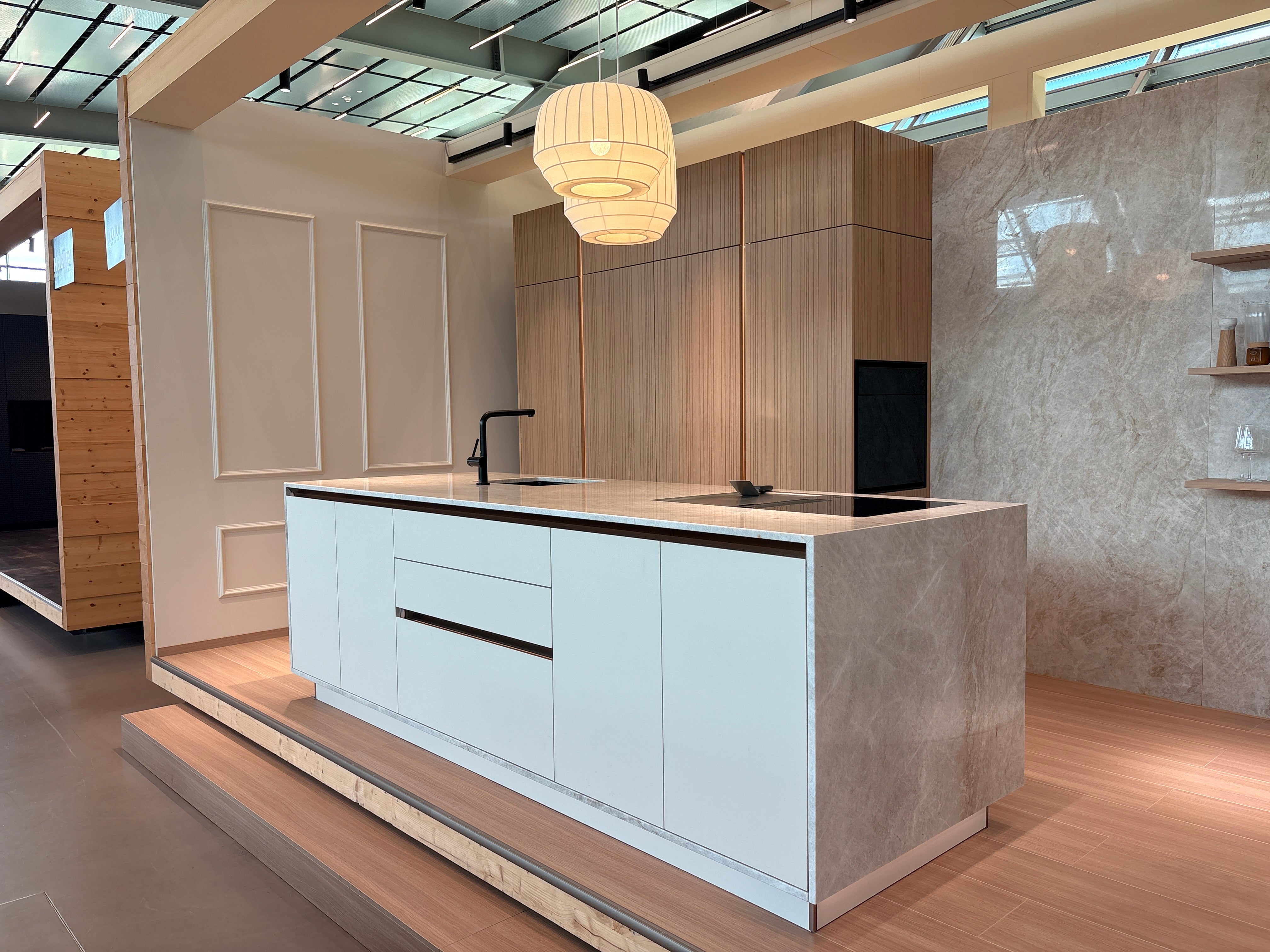 05121 - Luxe eilandkeuken van Pronorm met Bora apparatuur