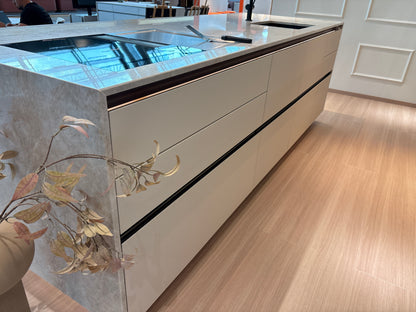 05121 - Luxe eilandkeuken van Pronorm met Bora apparatuur