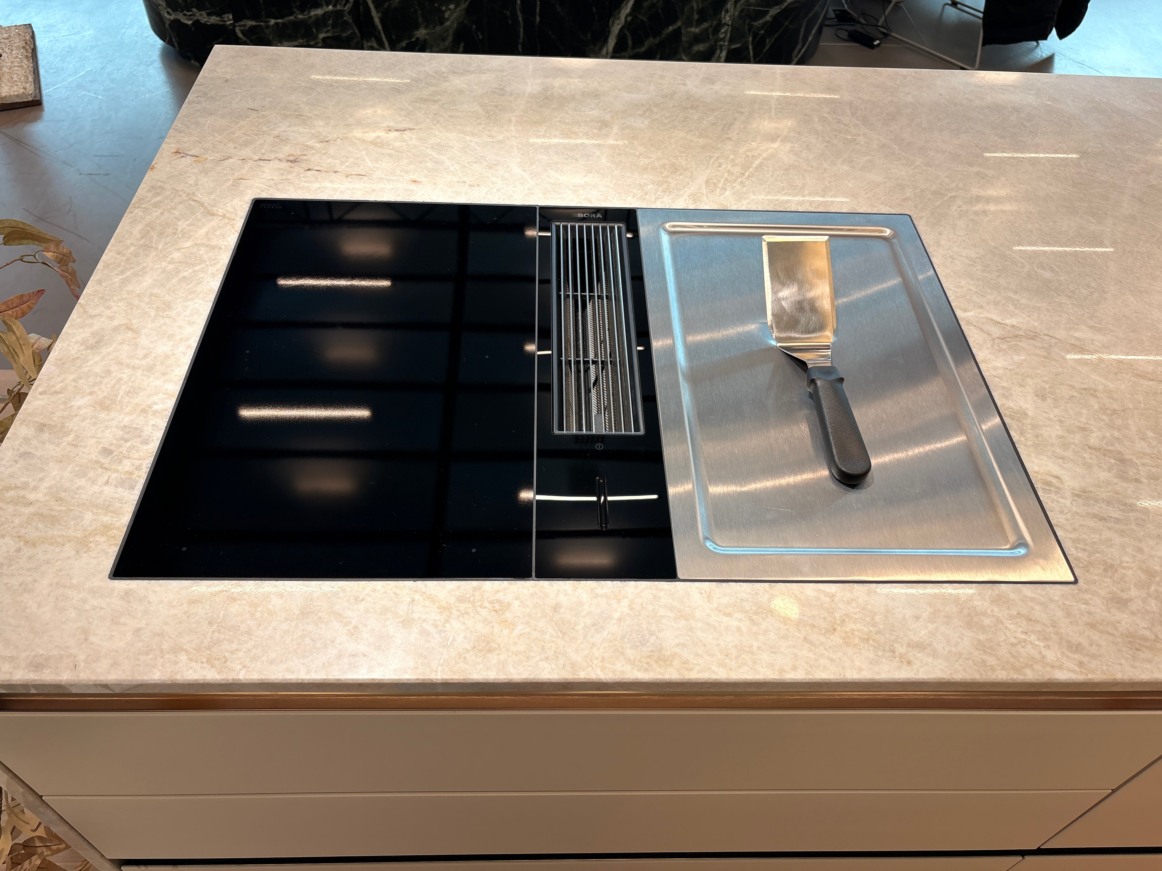 05121 - Luxe eilandkeuken van Pronorm met Bora apparatuur