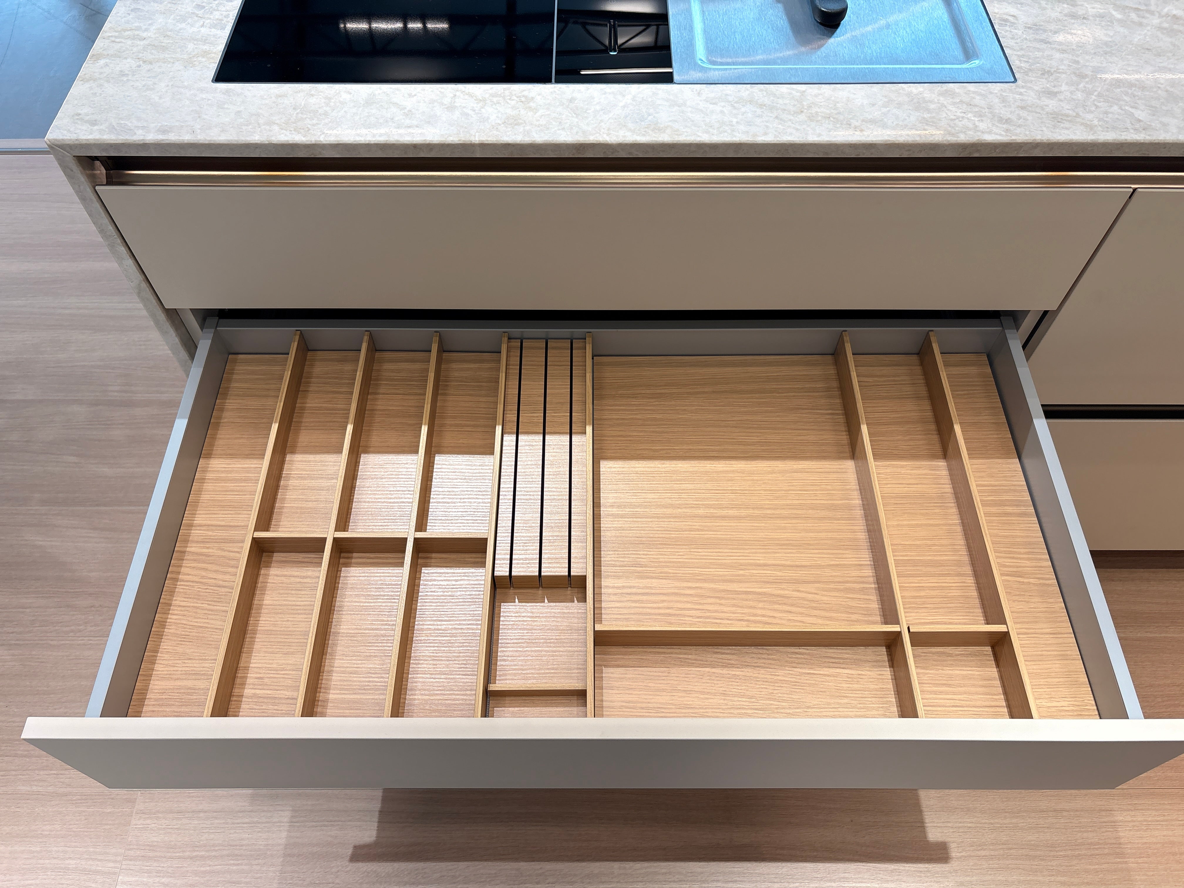 05121 - Luxe eilandkeuken van Pronorm met Bora apparatuur