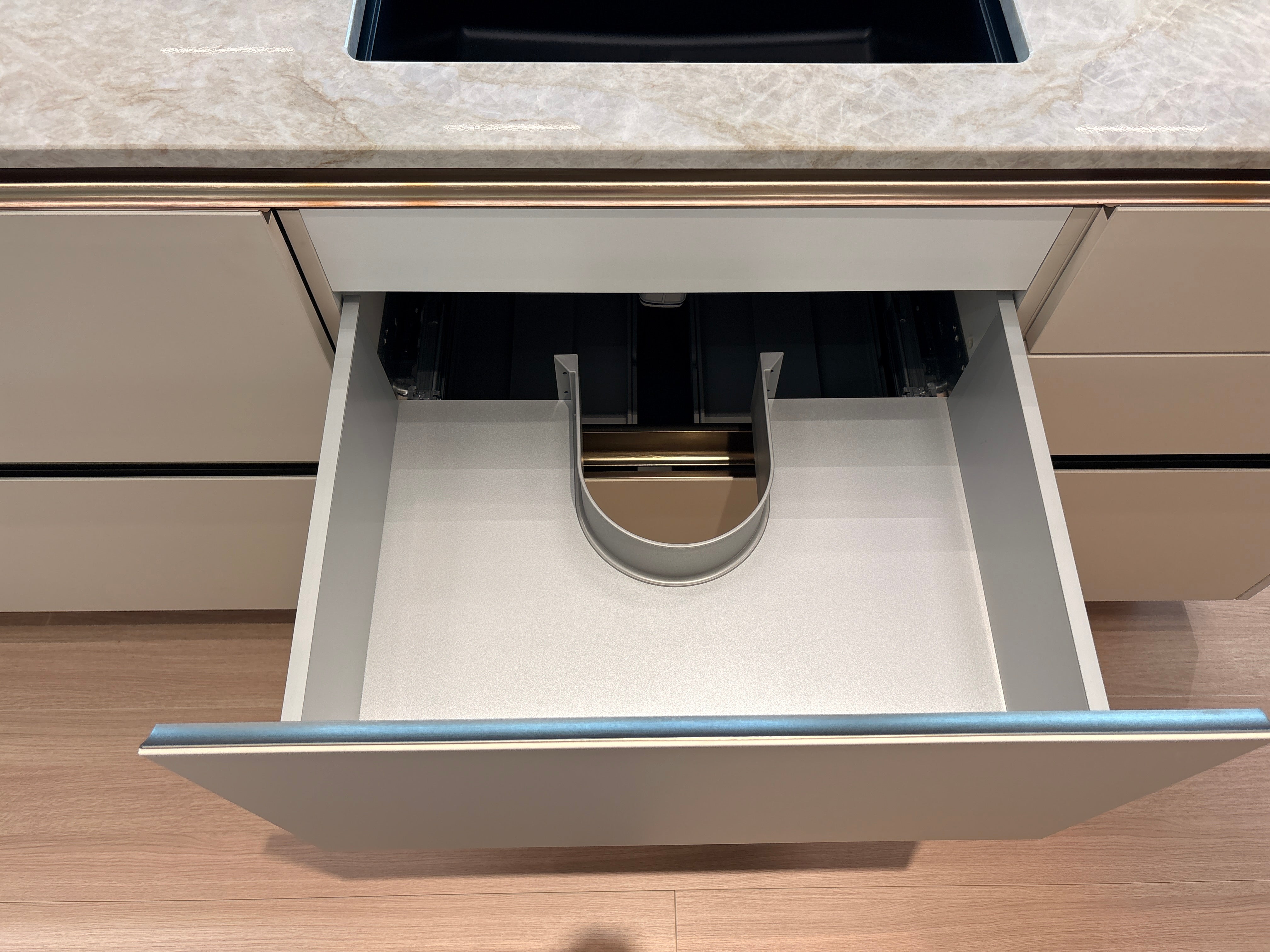 05121 - Luxe eilandkeuken van Pronorm met Bora apparatuur