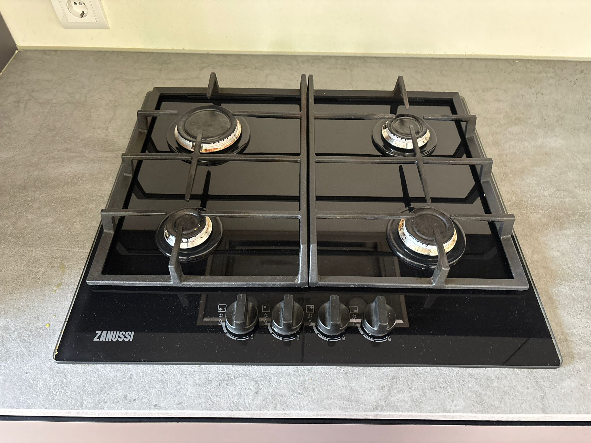 04645 - Mat grijze Kvik keuken
