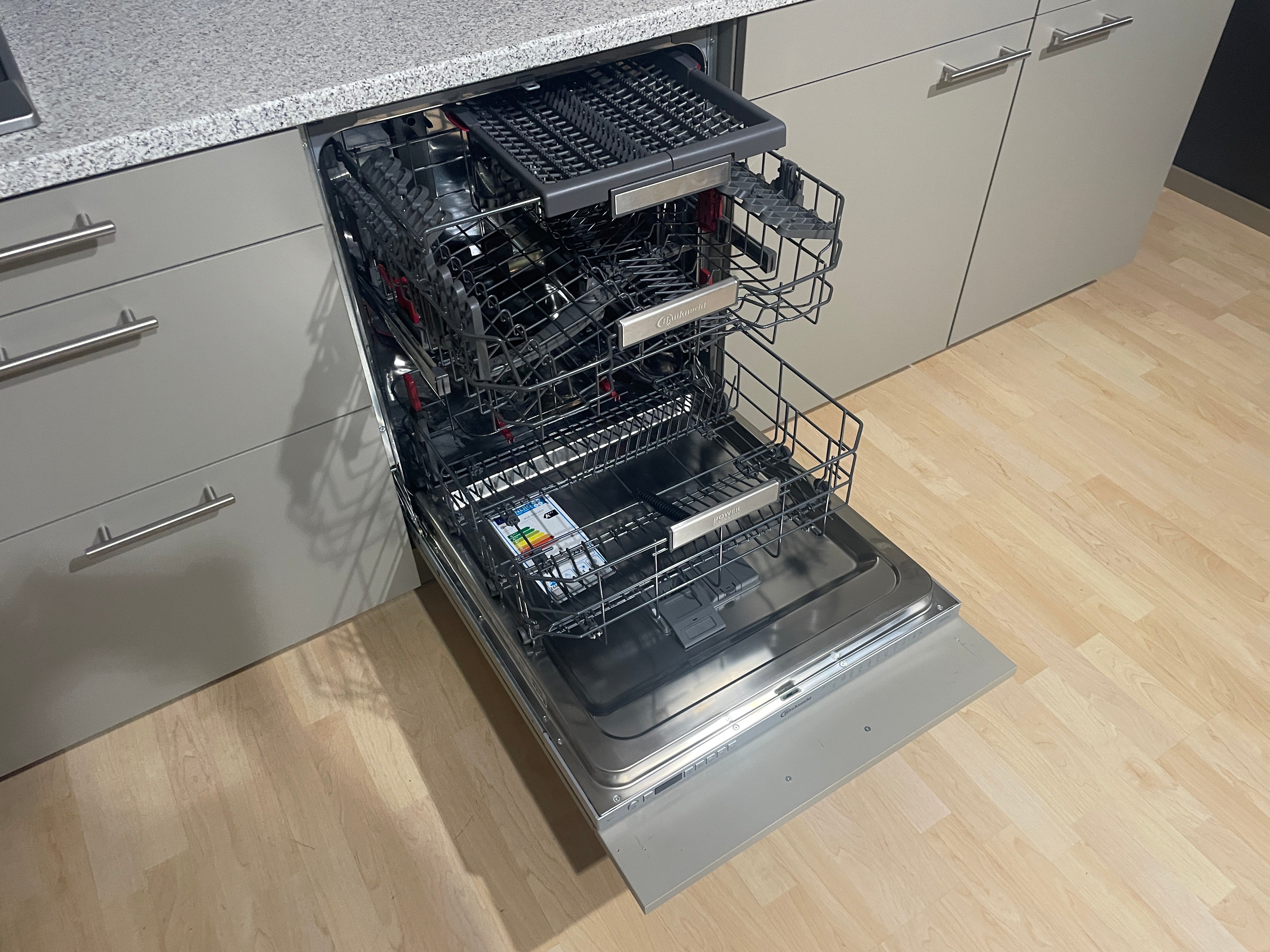 05193 - Siematic rechte keuken met kastenwand