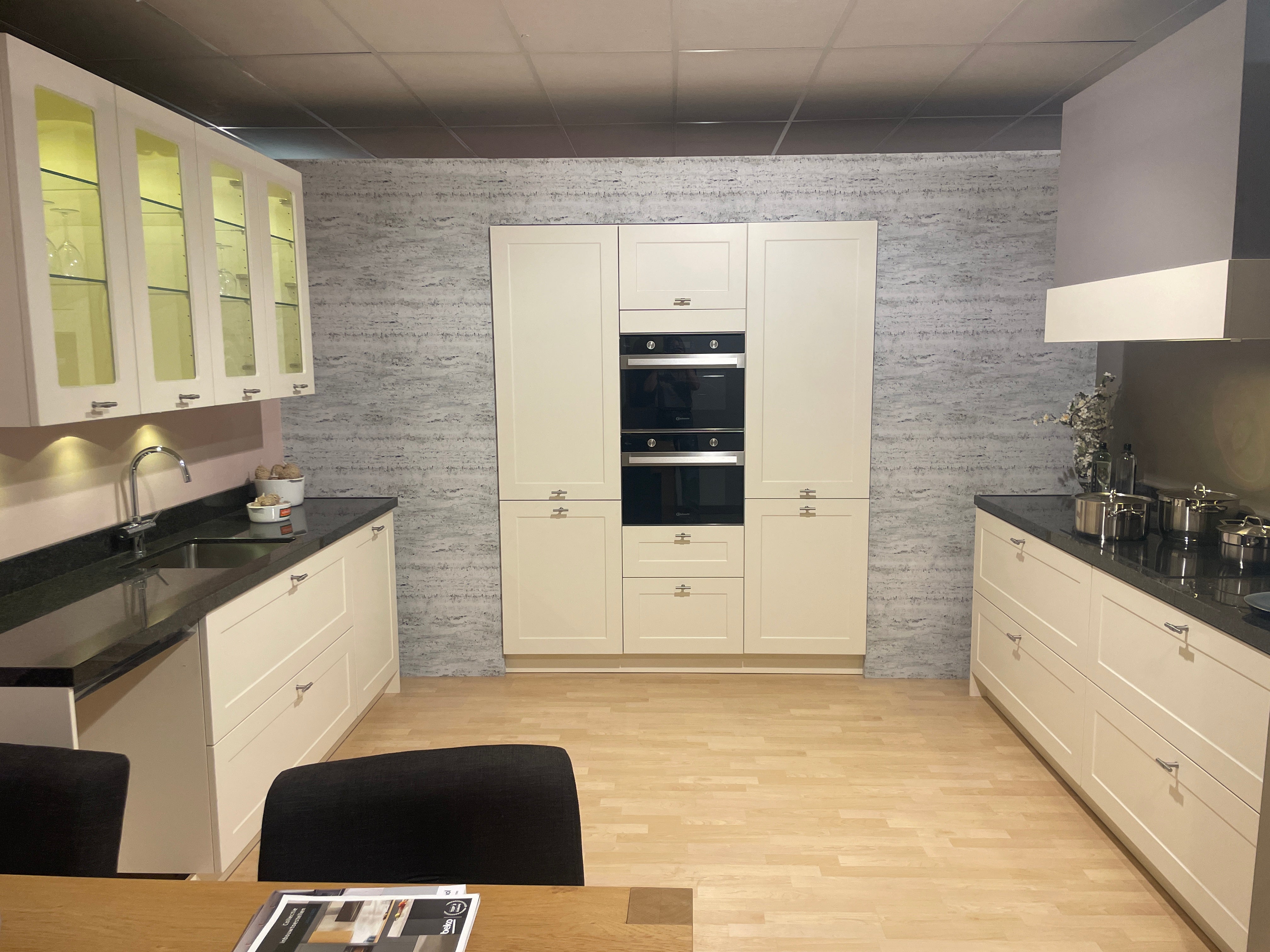 05205 - Landelijke keuken met ingebouwde kastenwand