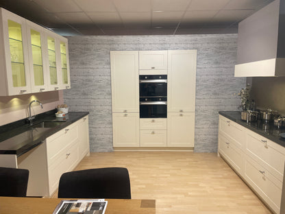 05205 - Landelijke keuken met ingebouwde kastenwand