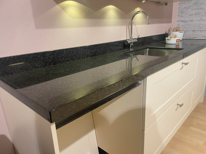 05205 - Landelijke keuken met ingebouwde kastenwand