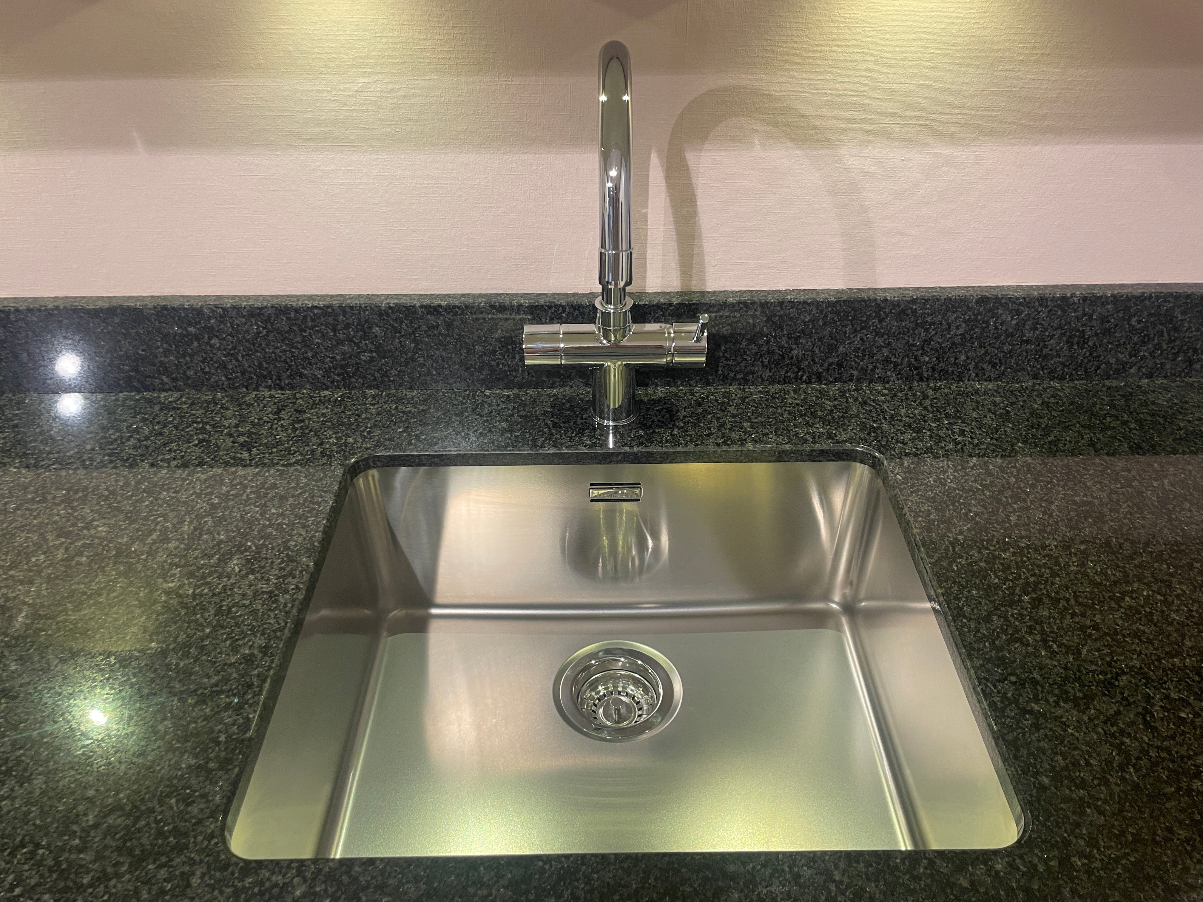 05205 - Landelijke keuken met ingebouwde kastenwand